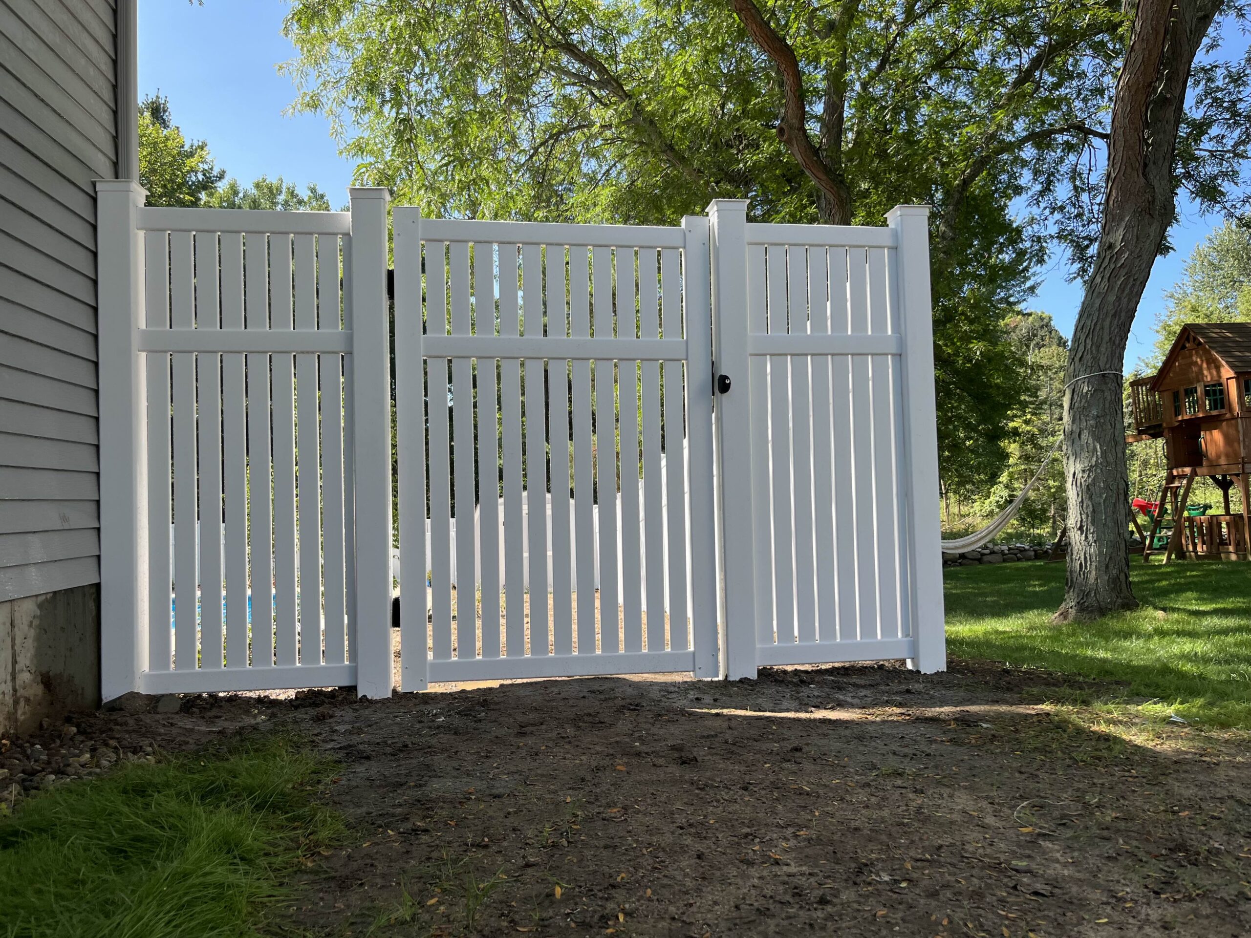 white pvc vinyl pool fence